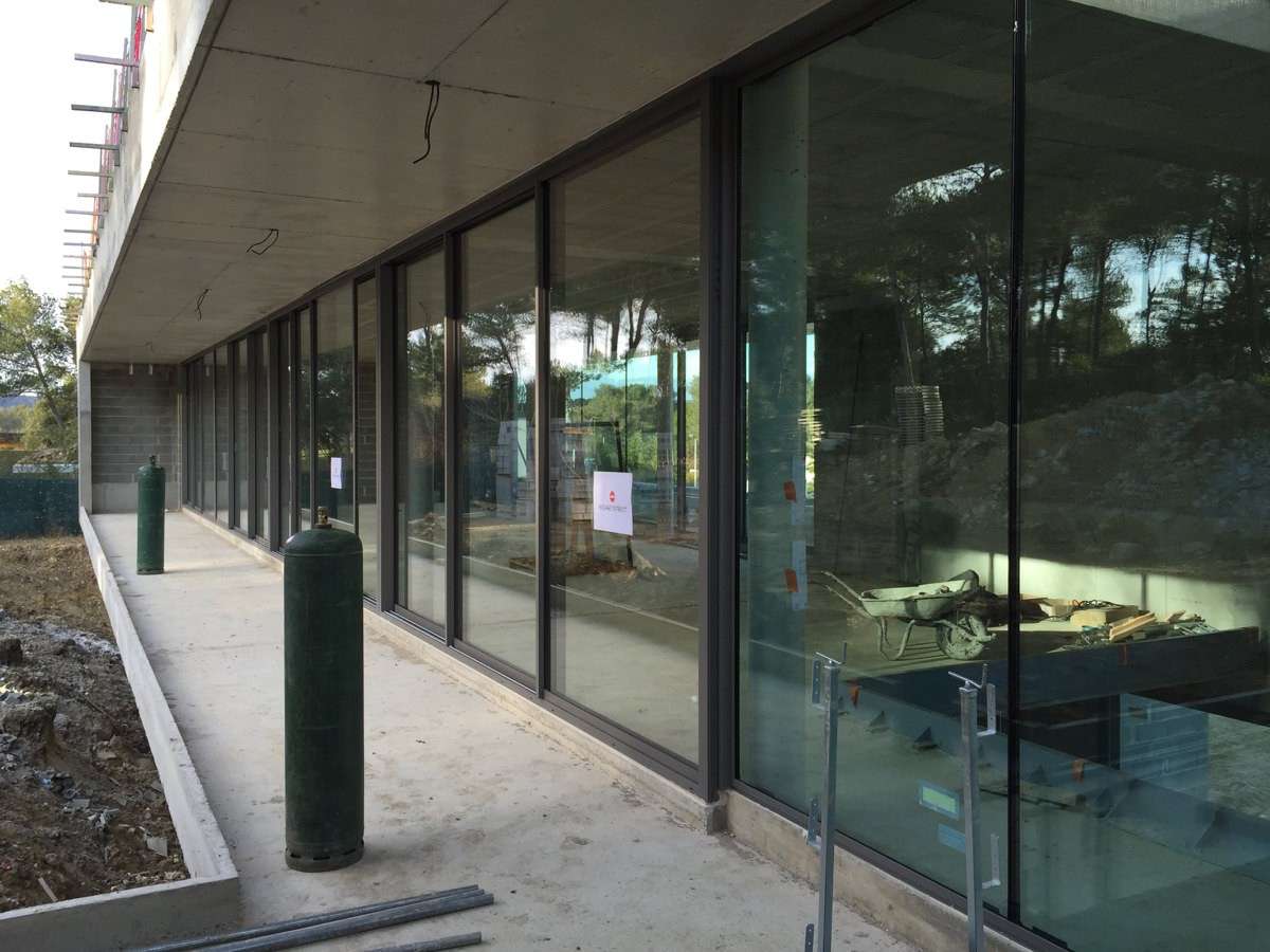 Chambre parentale avec ouverture panoramique sur jardin