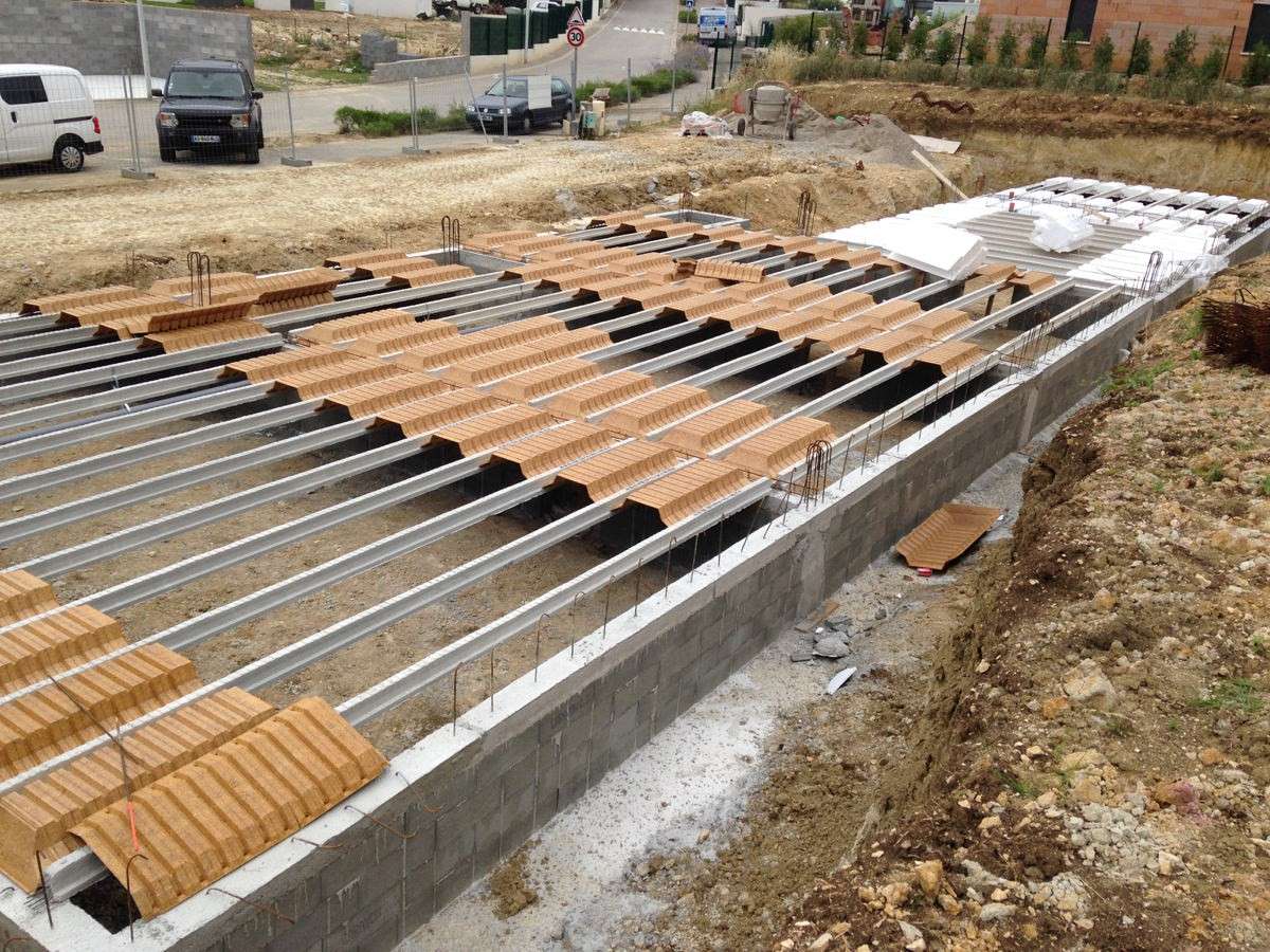 Piscine à débordement intégrée au paysage de garrigue