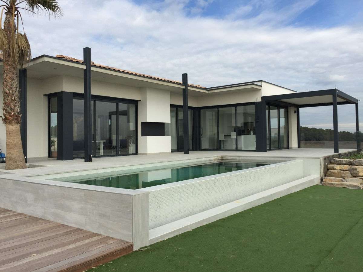 Vue d'ensemble villa dominante sur le lotissement