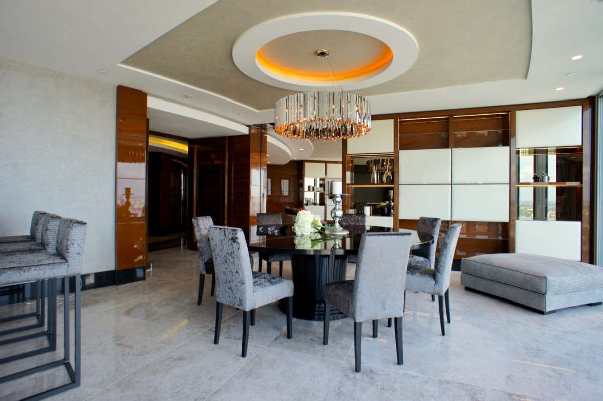 Entrée penthouse avec console et œuvre d'art