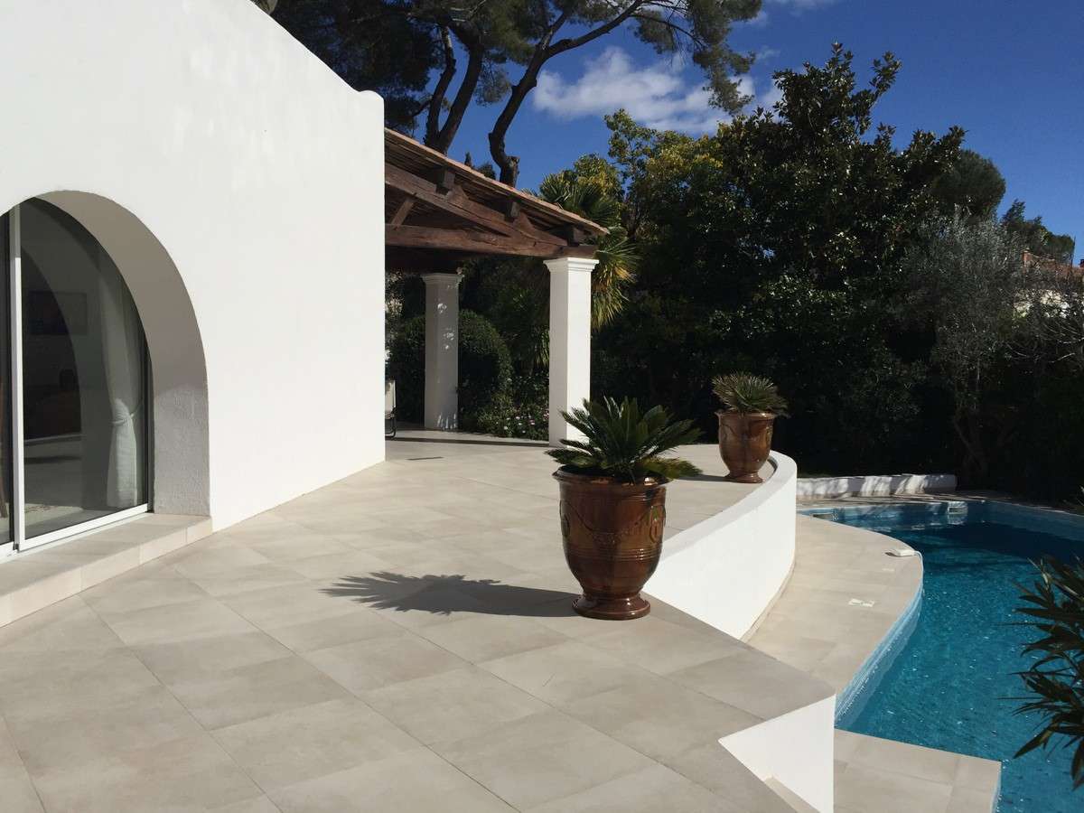 Terrasse avec cuisine d'été et mobilier extérieur design