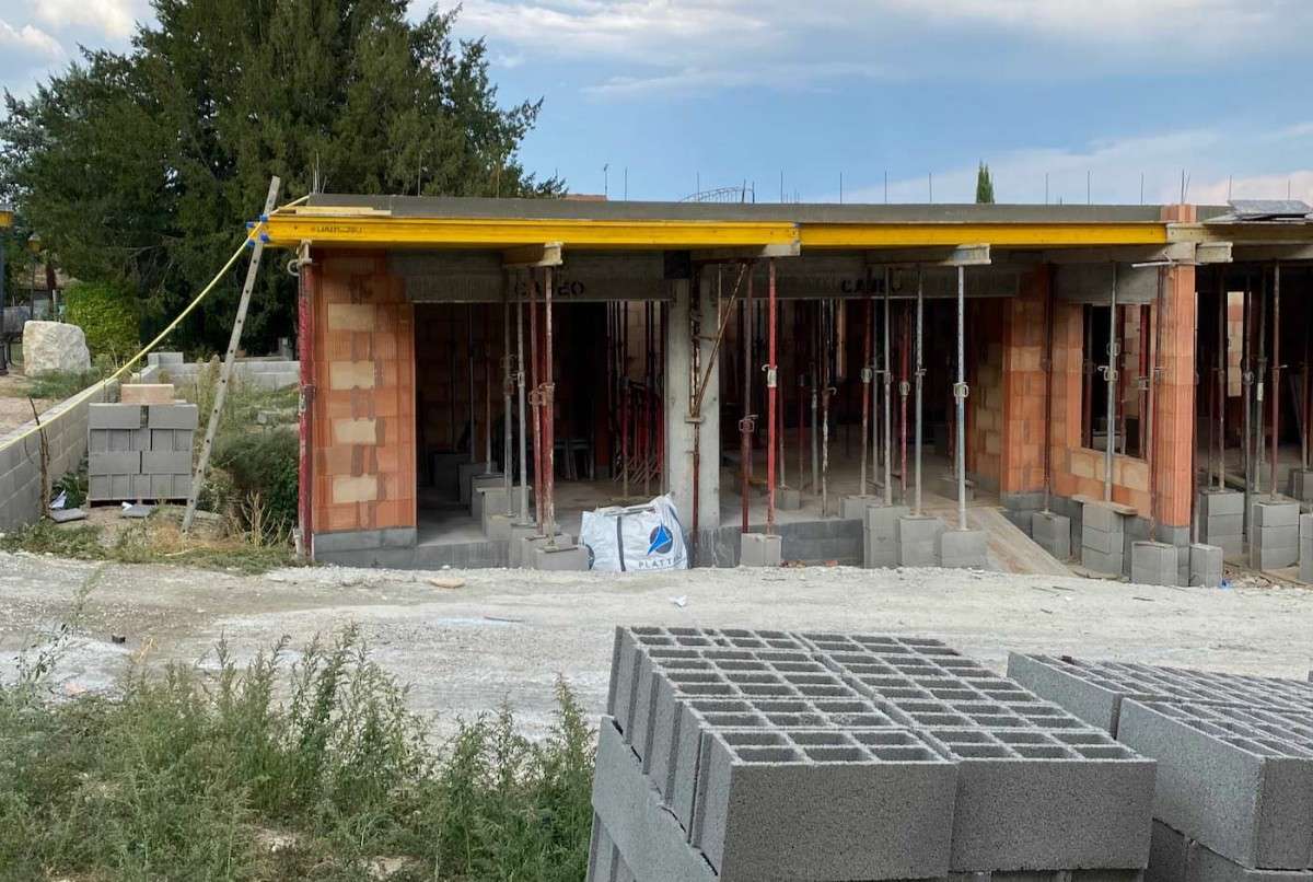 Villa contemporaine neuve avec toiture terrasse végétalisée