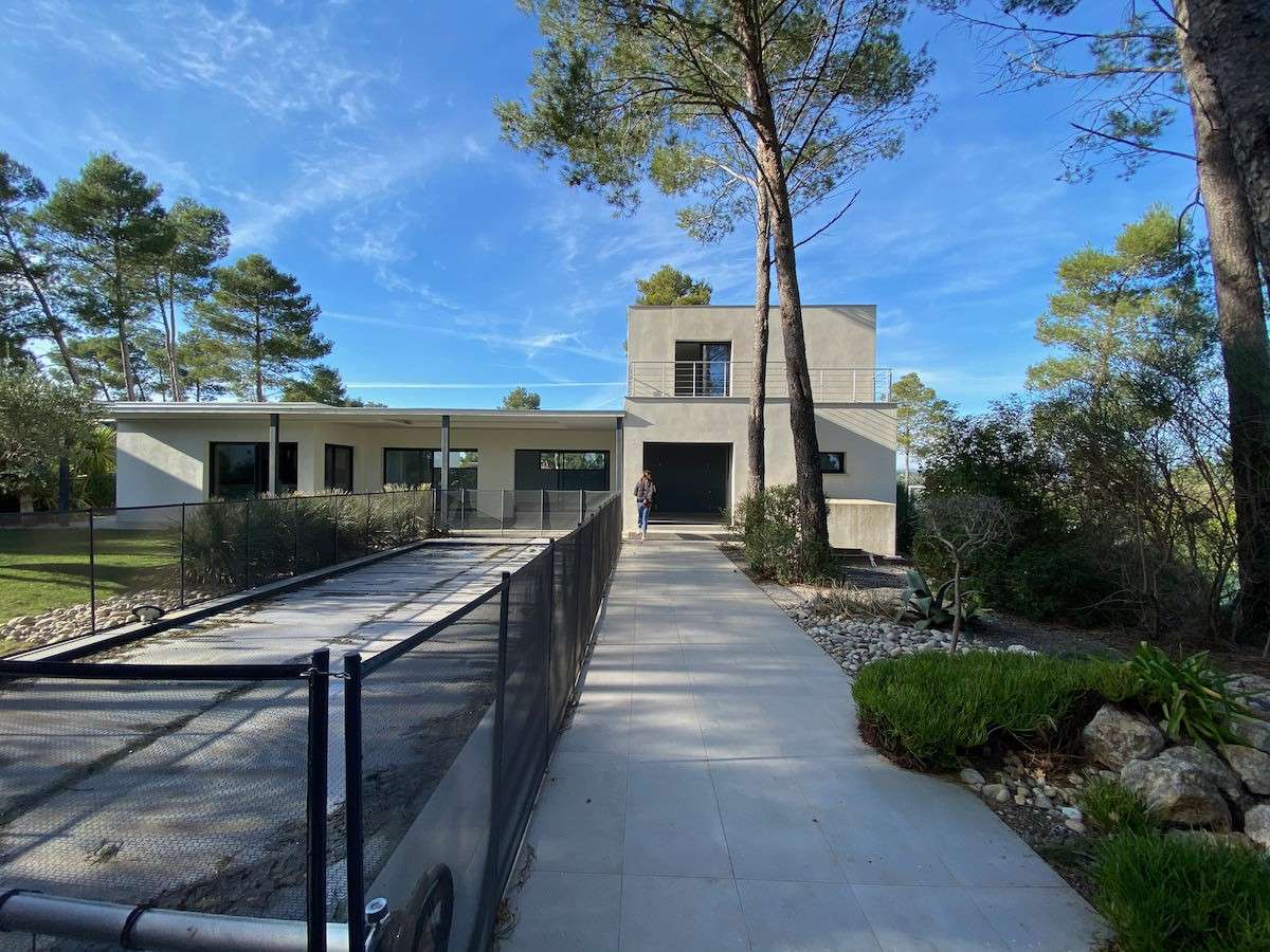 Vue extérieure villa rénovée avec piscine