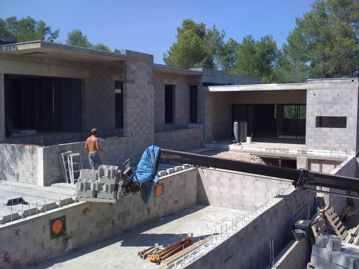 Façade arrière avec grandes baies vitrées coulissantes