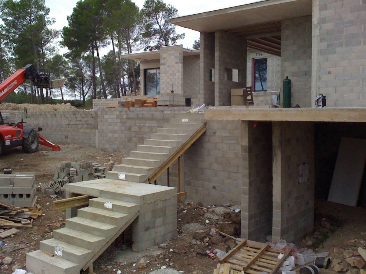 Entrée villa contemporaine avec cheminement paysager
