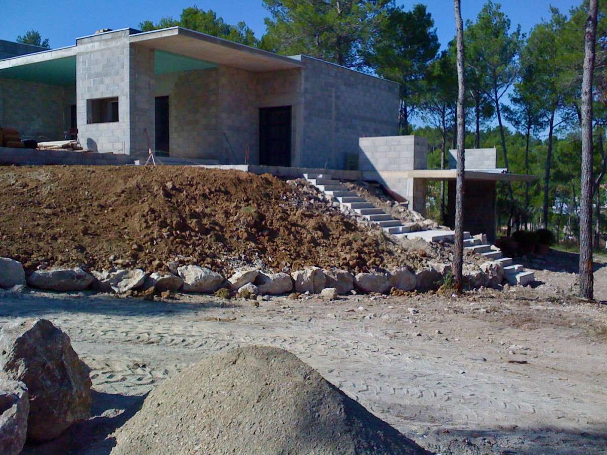 Vue latérale villa intégrée au plateau boisé