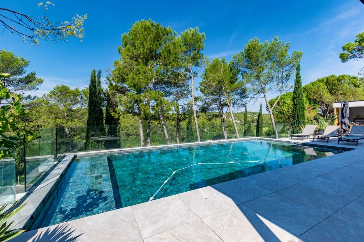 Construction villa contemporaine 600m2 Montferrier-sur-Lez La Devèze architecte Montpellier LEWISA home — vue 10