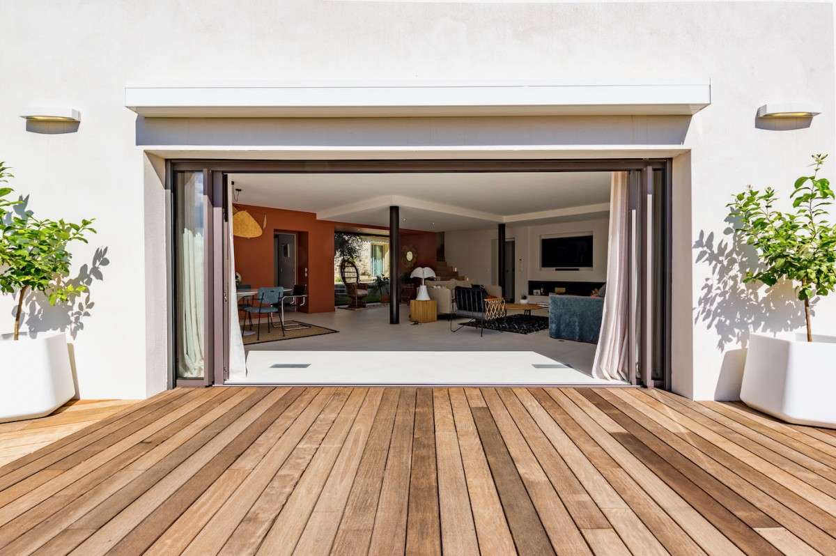 Salle de bain rénovée carreaux de ciment et bois