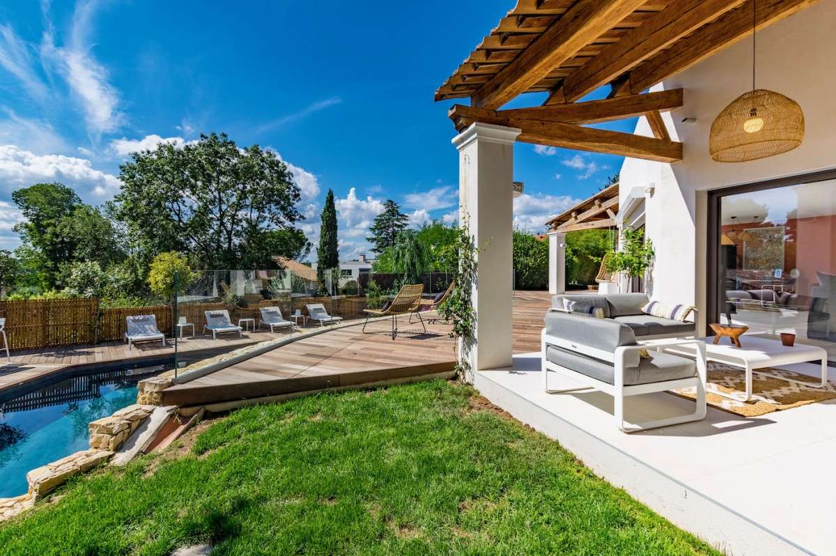 Entrée villa rénovée avec portail et allée paysagère