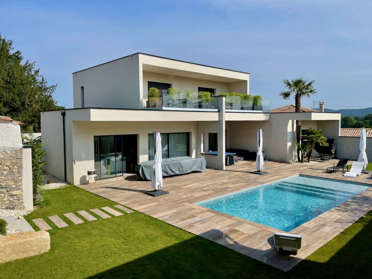 Villa contemporaine Occitanie volumes épurés et piscine