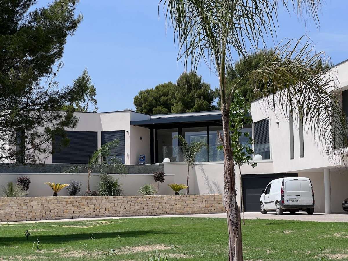 Construction villa contemporaine Castelnau-le-Lez pierre de Bali piscine débordement architecte Montpellier LEWISA home — vue 7