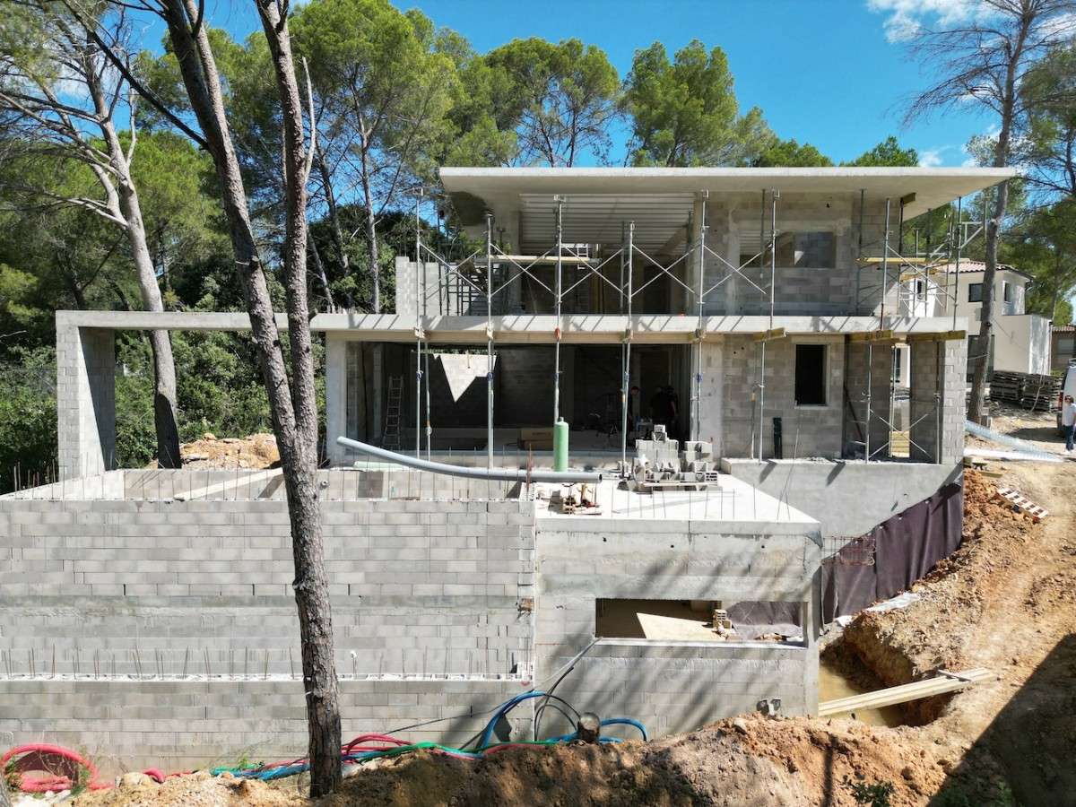 Villa contemporaine vue depuis la pinède Saint-Gély-du-Fesc