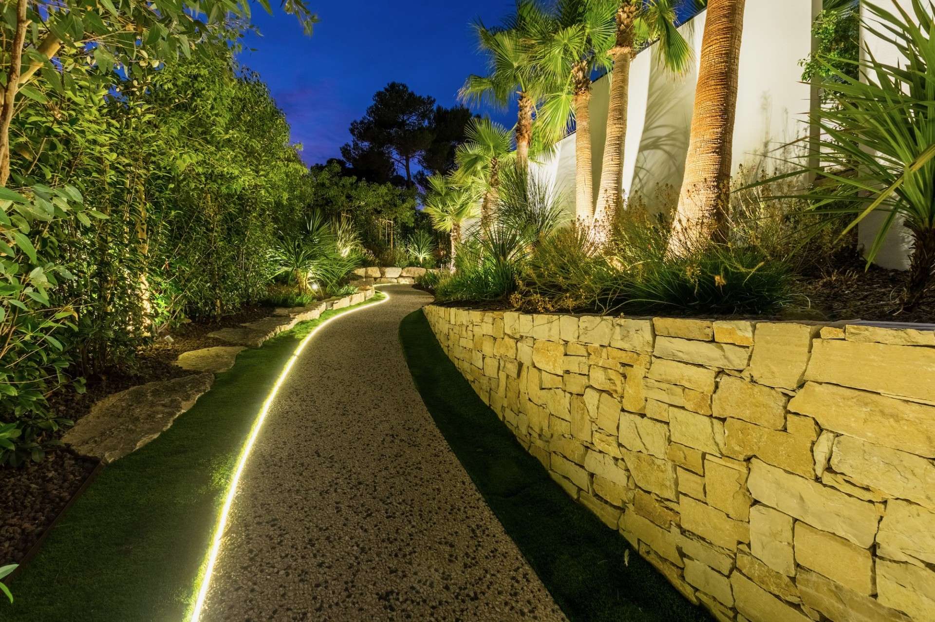 Façade rénovée villa contemporaine Parcs des Vautes