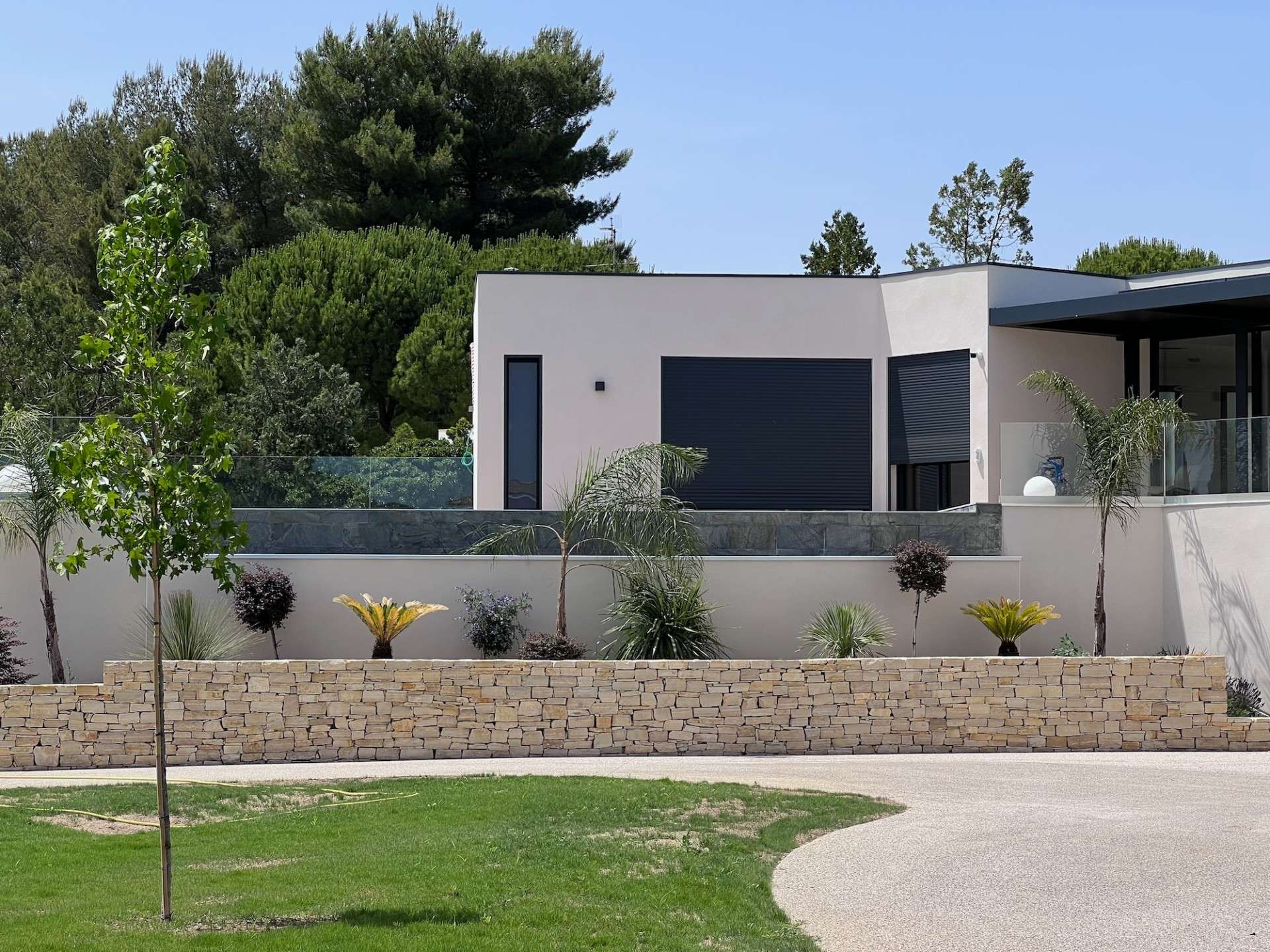 Construction villa contemporaine Castelnau-le-Lez pierre de Bali piscine débordement architecte Montpellier LEWISA home — vue 8