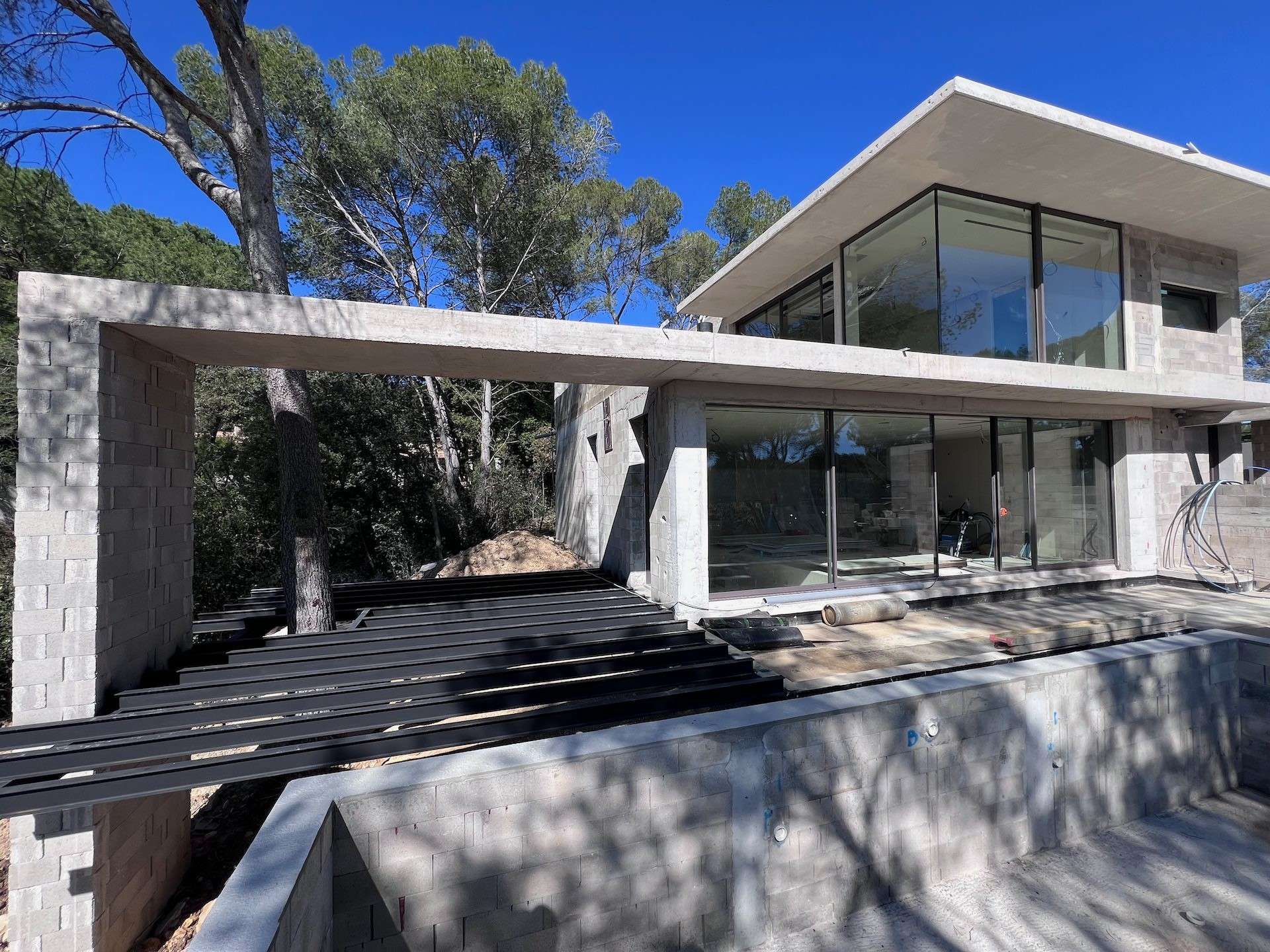 Architecture contemporaine volumes géométriques en garrigue