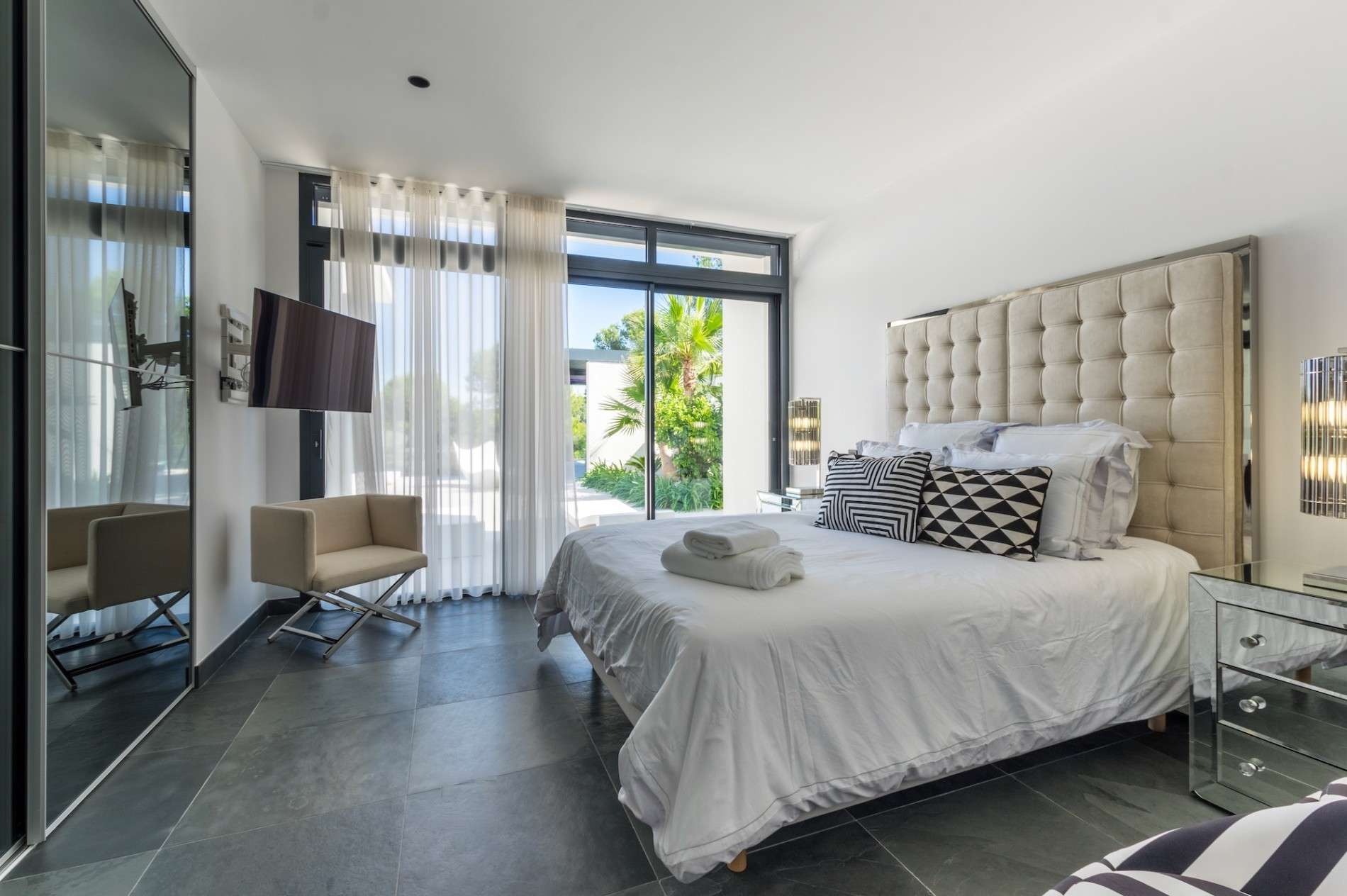 Suite parentale décorée avec textiles haut de gamme