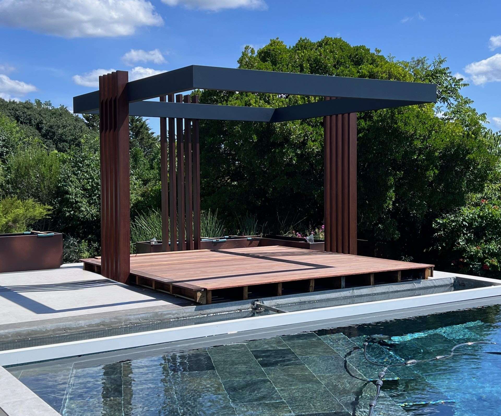 Entrée villa rénovée avec allée paysagère